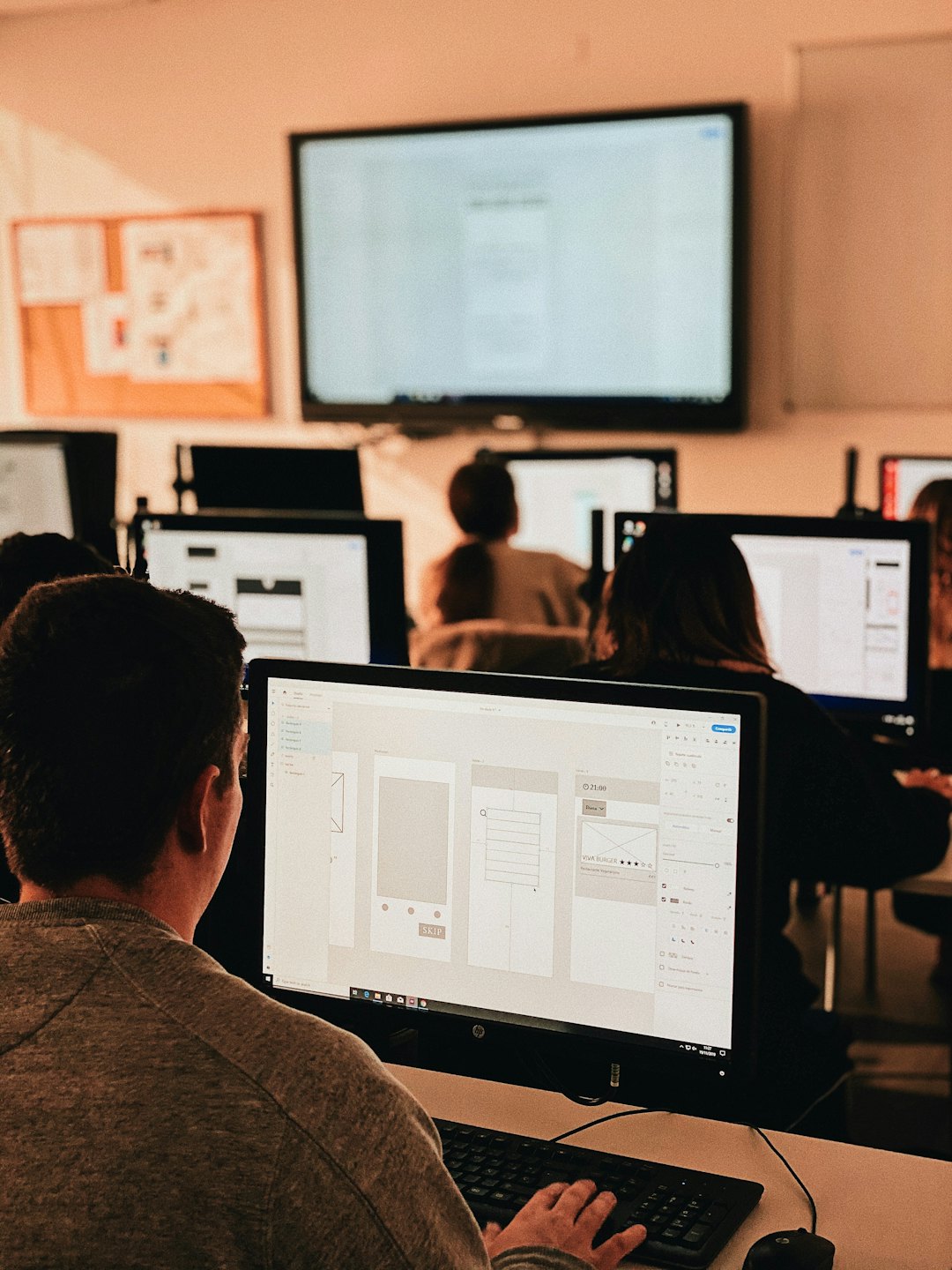 Inimene töötab arvutis UI/UX disainitarkvaraga.